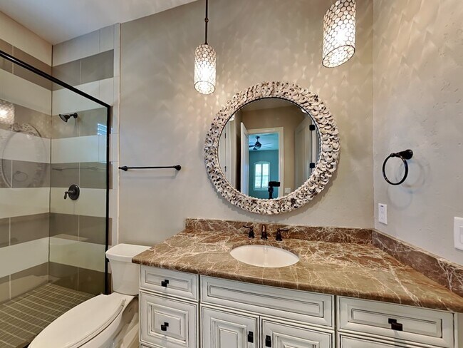 Building Photo - 1240 Poinsettia Ave