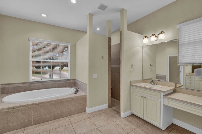 Main Bathroom. - 832 Ashton Oaks Cir