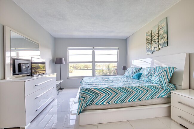 Building Photo - 2950 N Palm Aire Dr