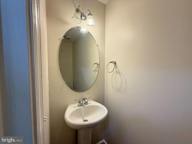 Building Photo - 10 S Meadow Ct