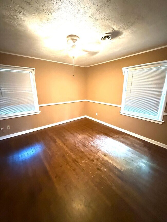 Building Photo - ** 4 Bed 2 Bath located in Forest Hills ** Call 334-366-9198 to schedule a self-tour