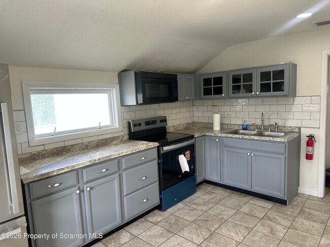 Building Photo - 638 Pear St