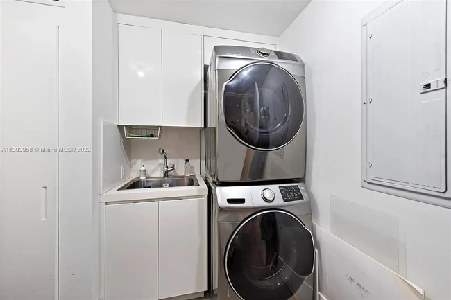 Building Photo - 2815 Regatta Ave