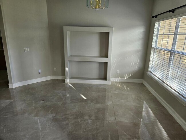 Building Photo - 647 Carey Way