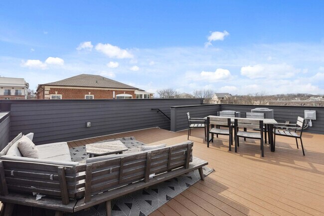 Building Photo - 3206 West End Cir