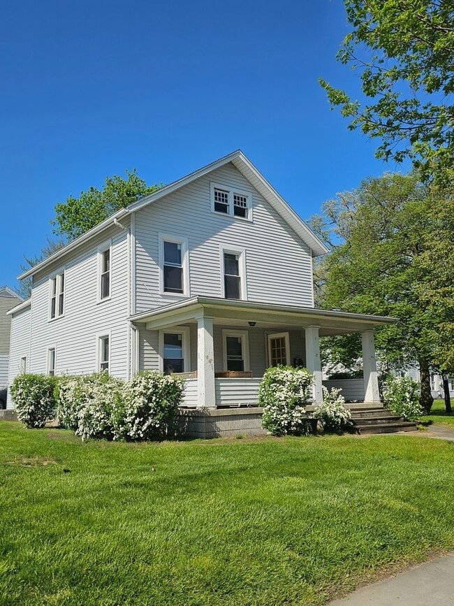 Building Photo - E. Court Street Duplex
