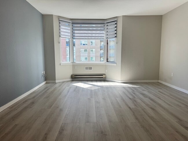 Building Photo - Newly Remodeled 1 Bed, 1 Bath Condo with O...