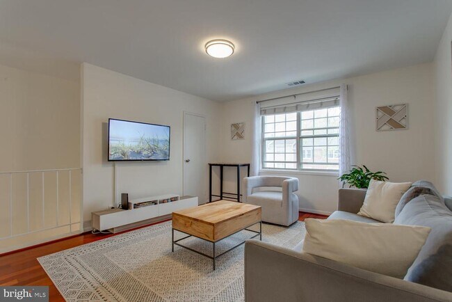 Building Photo - 2707 S Walter Reed Dr