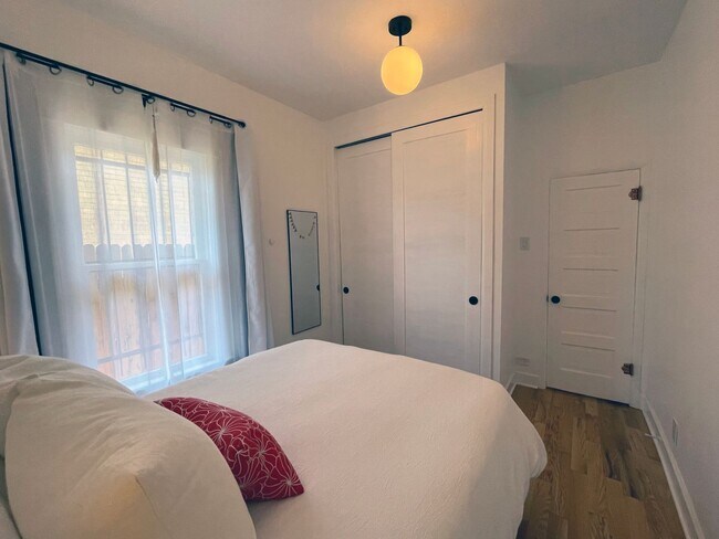 Building Photo - STUNNING Updated Bungalow Home in the West Highlands- Available 8/5!