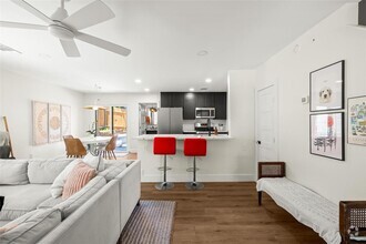 Building Photo - 3404 Dolphin Dr