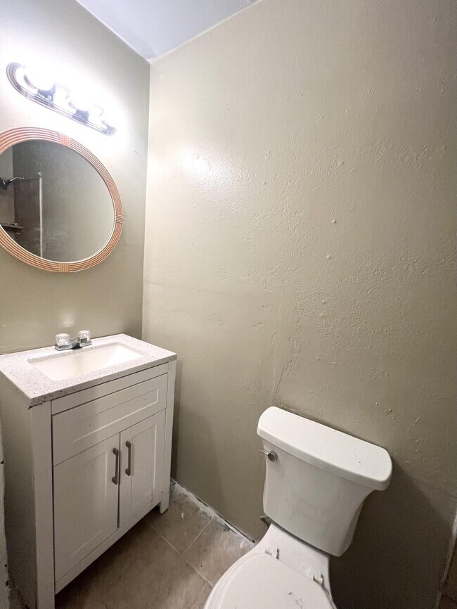 Building Photo - 1711 E 1st St