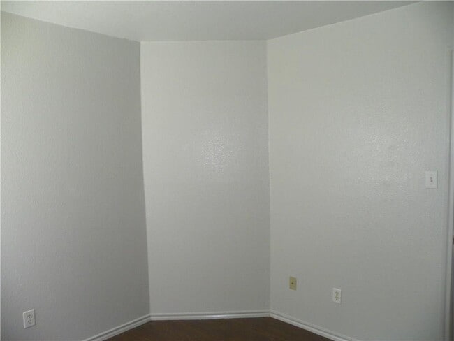 Building Photo - 2221 Creekside Ln