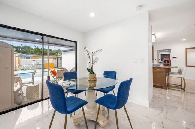 Building Photo - 8444 Sheraton Dr