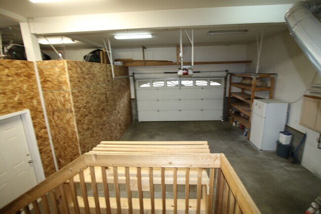 Building Photo - Lovely 4-Bedroom, 2.5-Bathroom Fully Furni...