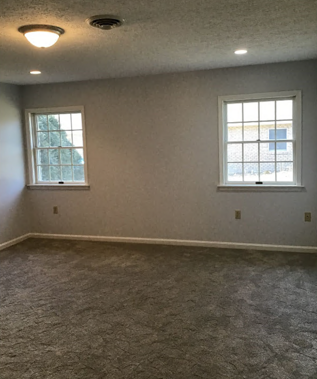 Building Photo - CONTRACT PENDING!! Spacious 2-Bed, 2-Bath ...