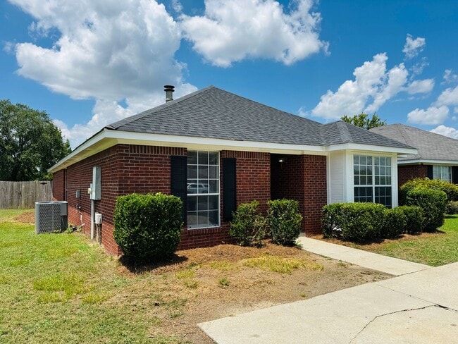 Building Photo - Charming 3-Bedroom Home on a Spacious Corn...