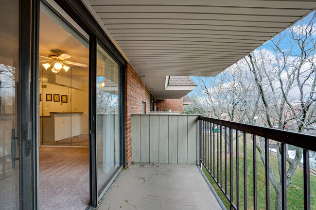 Building Photo - 150 Fountainview Ln