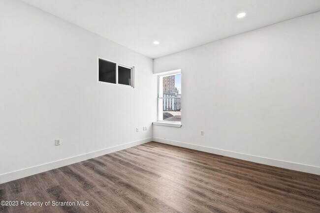 Building Photo - 19 W River St