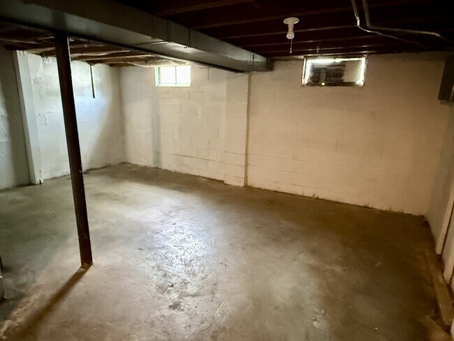 Building Photo - 7292 Meadow Ave