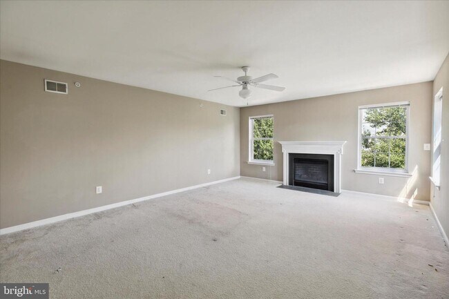 Building Photo - Spacious Townhome with 4 Bedrooms and 3.5 Baths!!