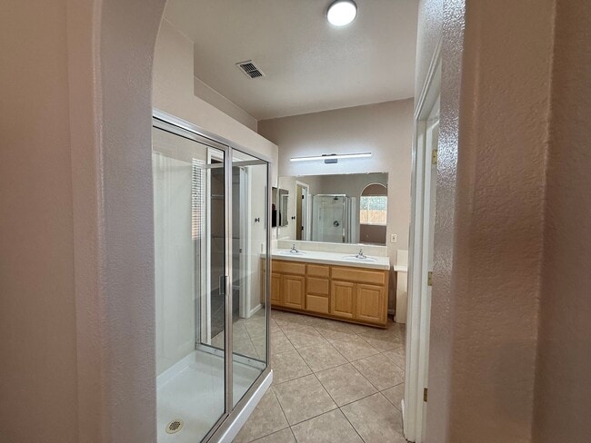 Building Photo - 4-bedroom single story in Sylvan School District!