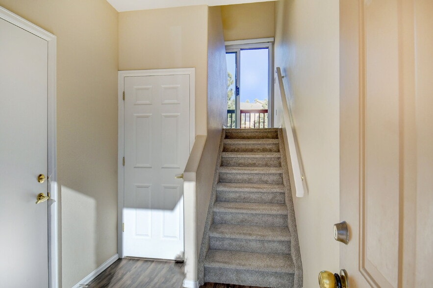Building Photo - Updated 2-Bed Townhome in Ptarmigan Valley...
