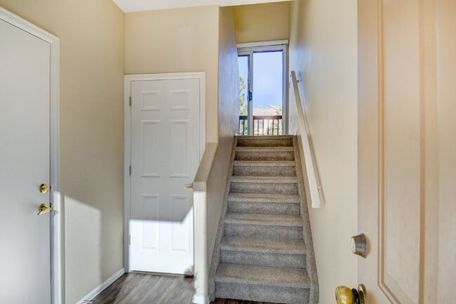 Building Photo - Updated 2-Bed Townhome in Ptarmigan Valley...
