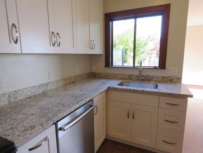 Building Photo - Updated Noe Valley House Available Now!