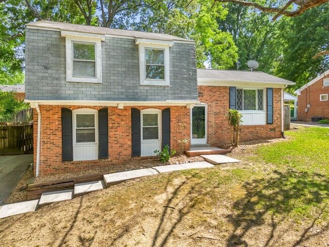 Building Photo - Large Home in Four Seasons Area, Hardwoods, Dining Room, Screed Porch, Fenced!