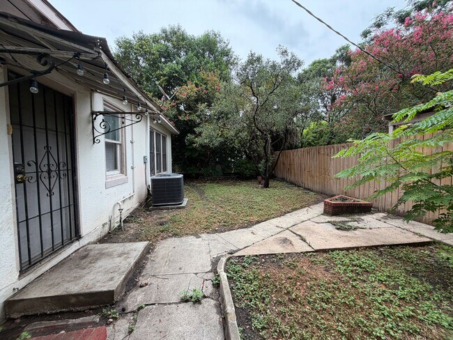 Building Photo - Charming Highland Park Home