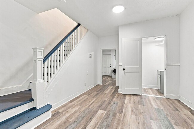 Building Photo - 2411 W Oakdale St