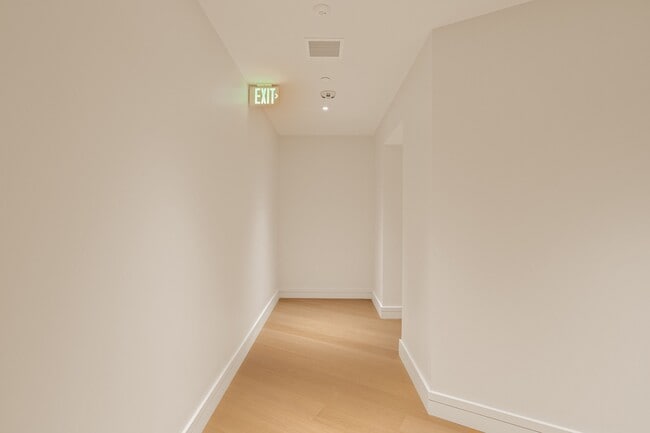 Building Photo - 211 Elm Ct