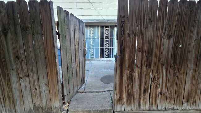 Building Photo - 7913 Grove Ridge Dr