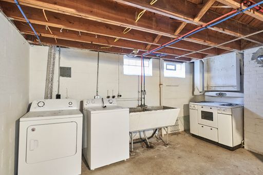 Building Photo - Newly renovated home