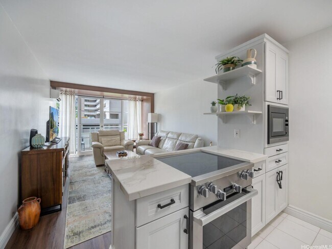 Building Photo - 1-bed, 1-bath condo located in Waikiki