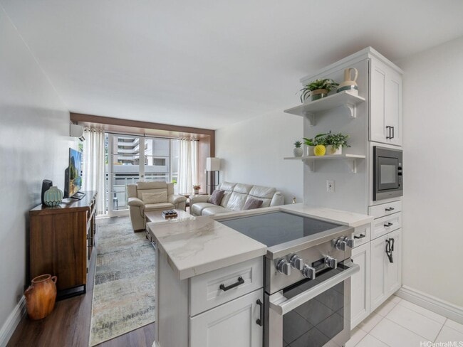 Building Photo - 1-bed, 1-bath condo located in Waikiki. In...