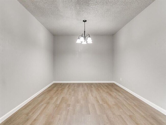 Building Photo - Super 4 Bed 1.5 Bath in the South Gate Addn in Moore, OK