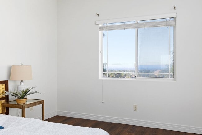 Building Photo - Spacious 7-Bedroom Home with Ocean Views i...
