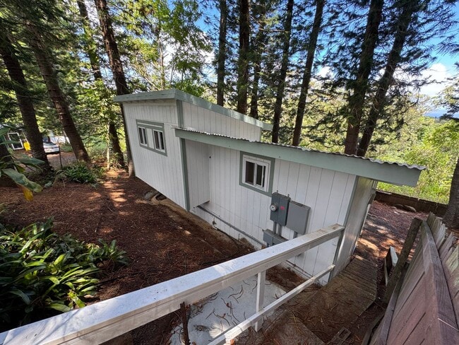 Building Photo - Two Bed One Bath Cottage in Haiku