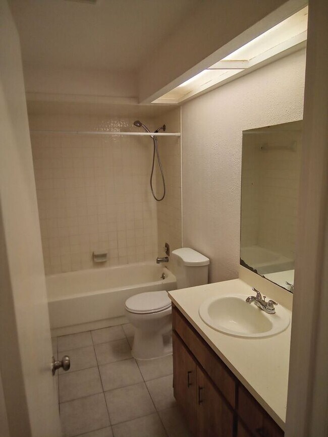 Building Photo - Spacious Duplex Home in Lakeland, FL