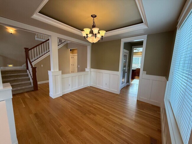 Building Photo - Stunning large 3 bedroom plus bonus rooms ...