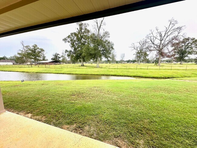 Building Photo - 43283 Pond View Dr