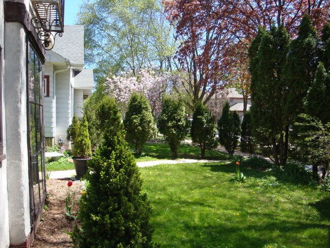 Building Photo - 2206 E Stratford Ct