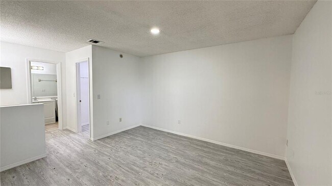 Building Photo - 72 Lakepointe Cir