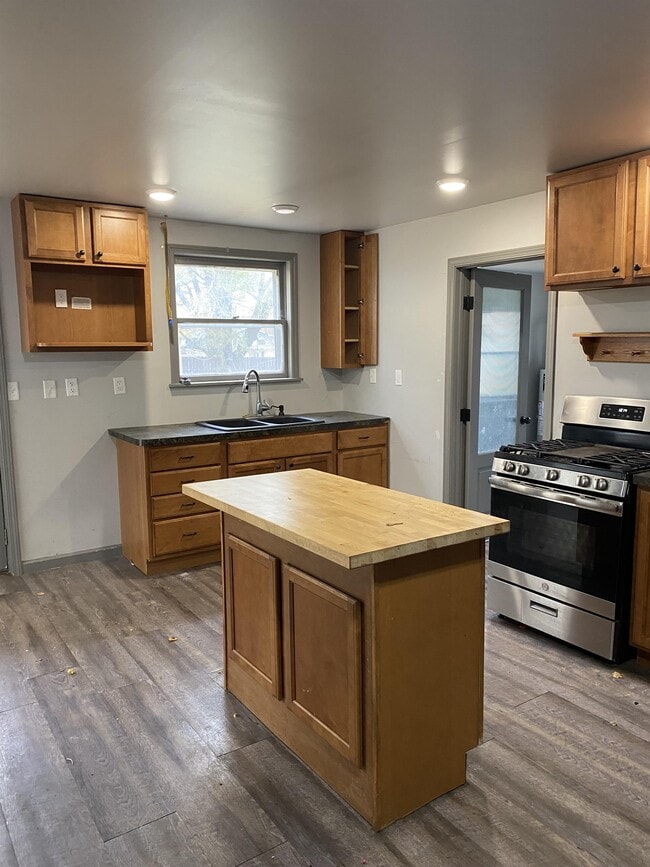 Building Photo - 306 W Cottage Ave