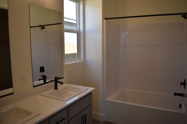 Building Photo - 744 Stephanie Dr