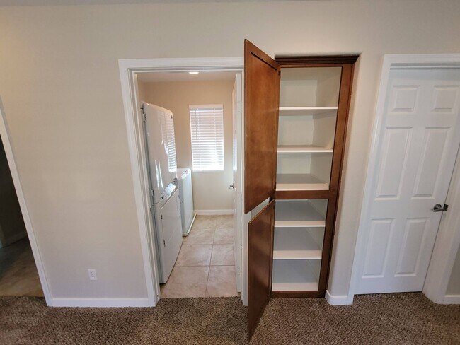 Building Photo - Immaculate 3 Bedroom Home in a Gated Commu...