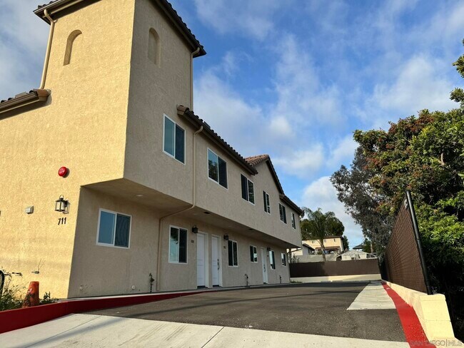 Primary Photo - 711 Palm Ave