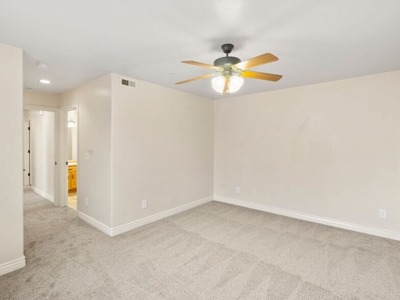 Building Photo - 986 W 270 S