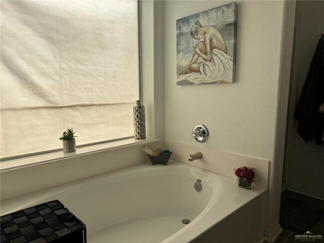 Building Photo - 40 San Angelo St